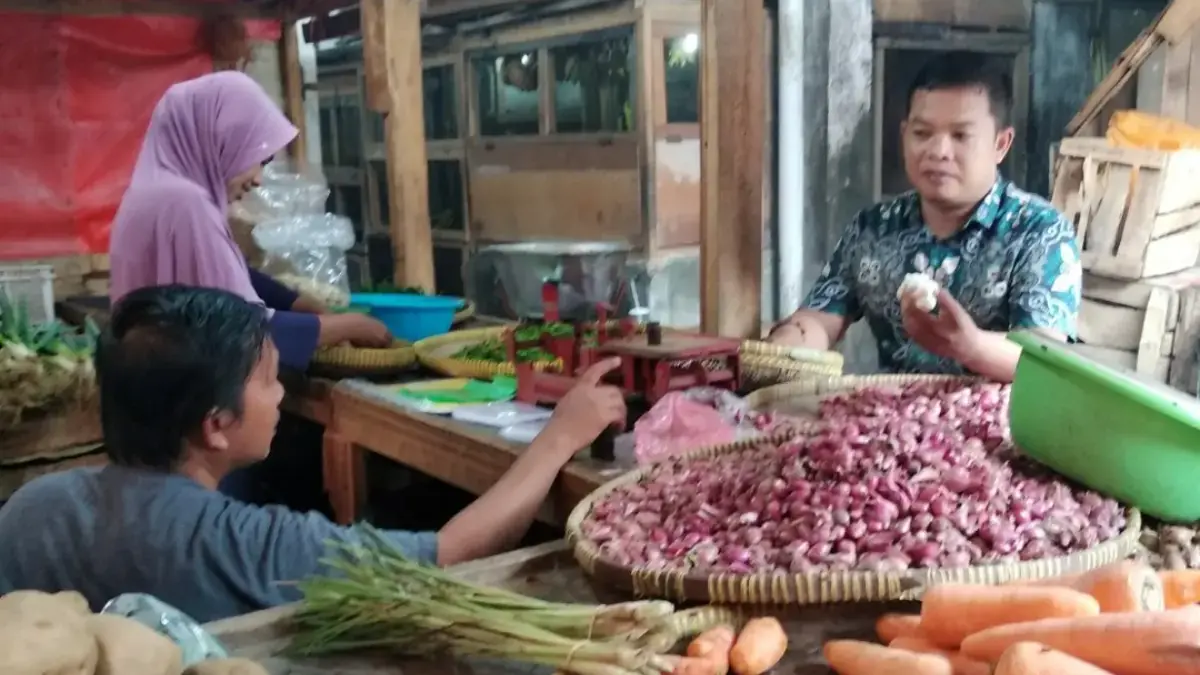 Koordinator Pasar Prapatan Nana Supriatna saat memantau harga komoditas sayur-sayuran dan daging ayam yang men