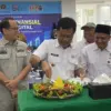 POTONG TUMPENG: Walikota Cirebon didampingi Ketua DPRD Andrie Sulistio dan Ketua PWI Kota Cirebon Alif Santosa