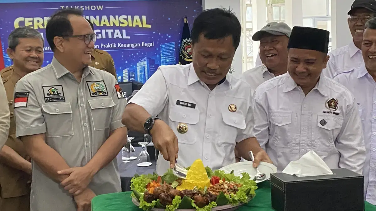 POTONG TUMPENG: Walikota Cirebon didampingi Ketua DPRD Andrie Sulistio dan Ketua PWI Kota Cirebon Alif Santosa