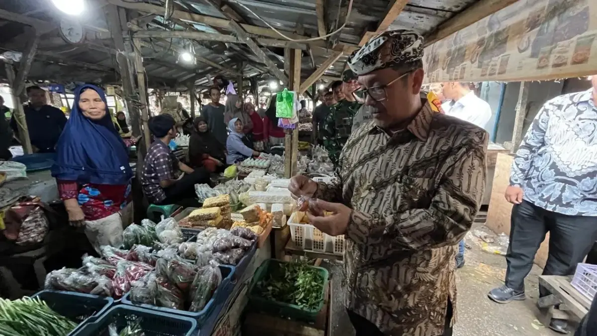 Bupati Cirebon Drs H Imron MAg