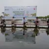 TANAM MANGROVE: Bupati Lucky Hakim, bersama management PT. Adhi Karya melakukan kegiatan penanaman mangrove