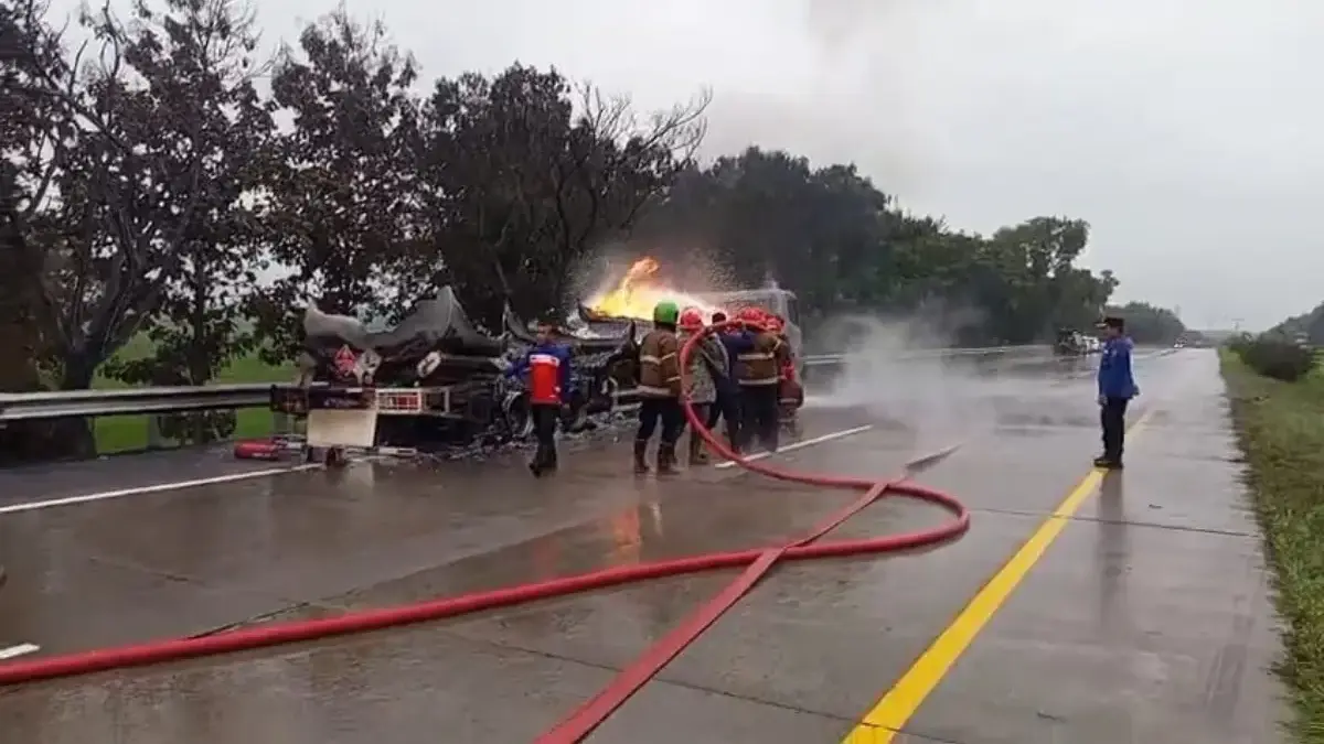 Truk Terbakar di Tol Cipali, Lalu Lintas Arah Cirebon Sempat Dialihkan kebakaran truk tangki di tol cipali