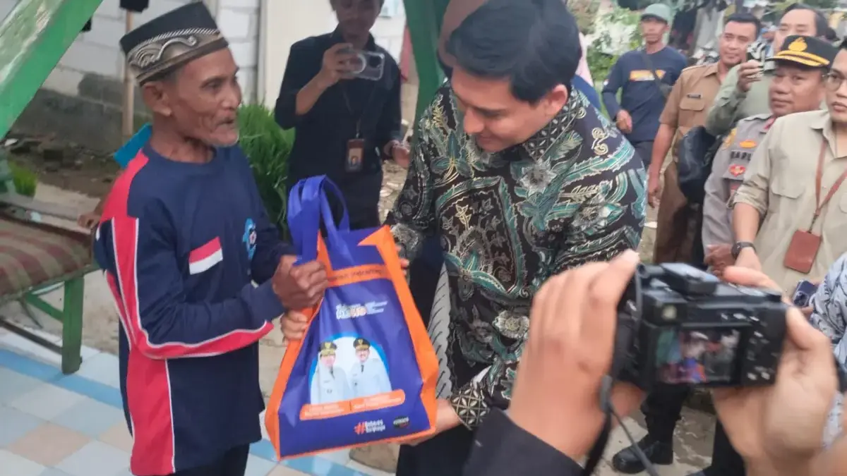 Bupati Indramayu Lucky Hakim Datang, Disambut Isak Tangis Korban Angin Puting Beliung Bupati Indramayu Lucky Hakim