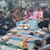 Bupati berbuka puasa bersama dengan warga Desa Kalimati Jatibarang yang terdampak bencana angin puting beliung