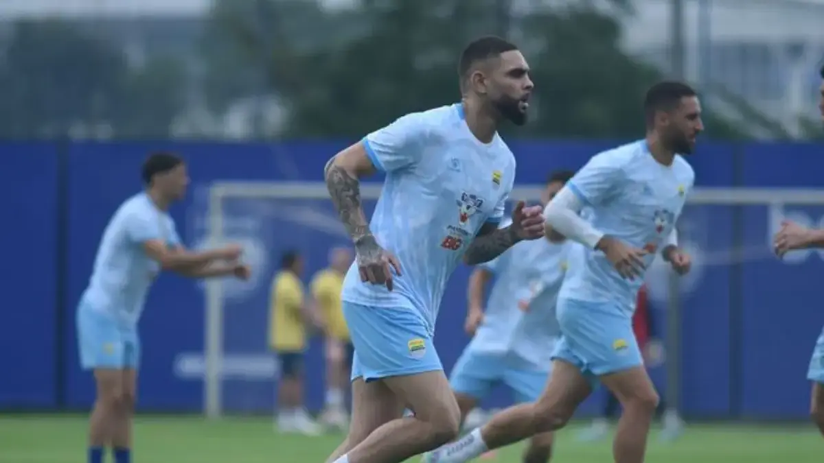 Bojan Hodak akan Turunkan Layvin Kurzawa Lawan Malut?