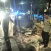 mobil terbakar di Jalan Cipto