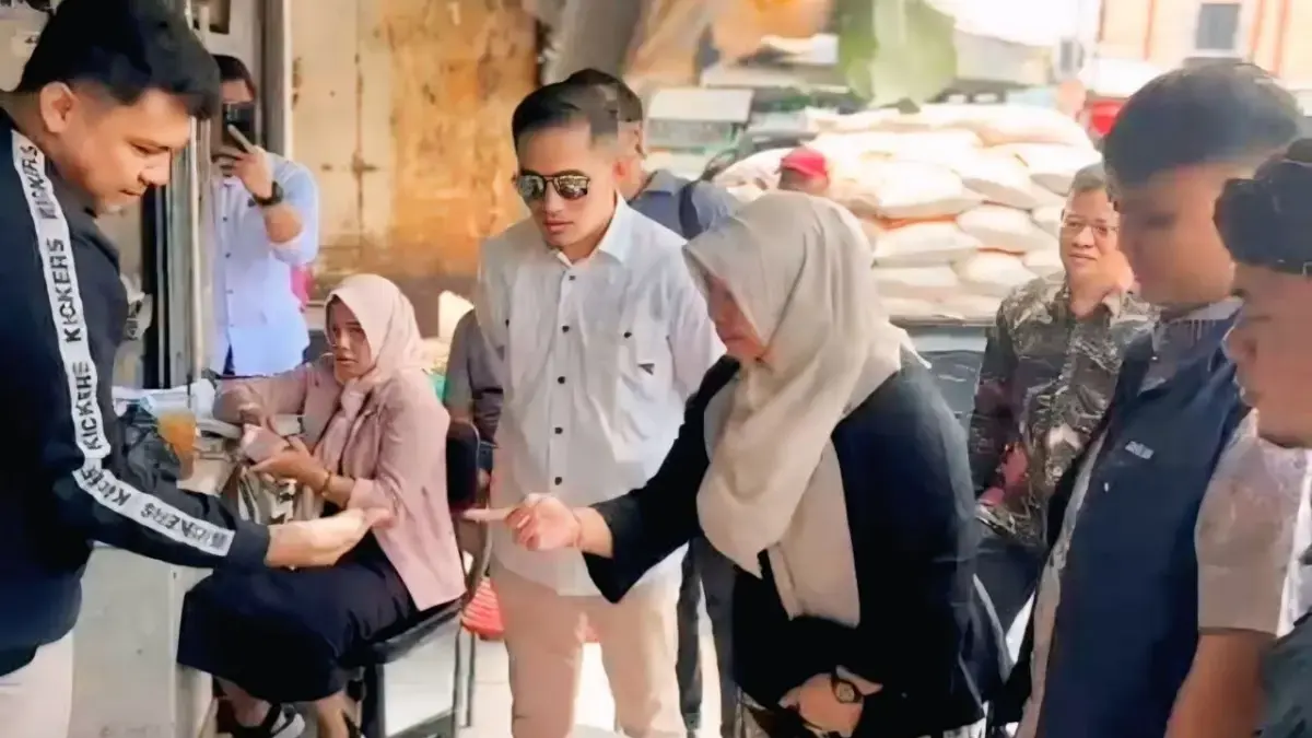 CEK BERAS: Petugas DKPPP Kota Cirebon melakukan pemantauan dan pengujian bahan pangan di salah satu lokasi, Ju