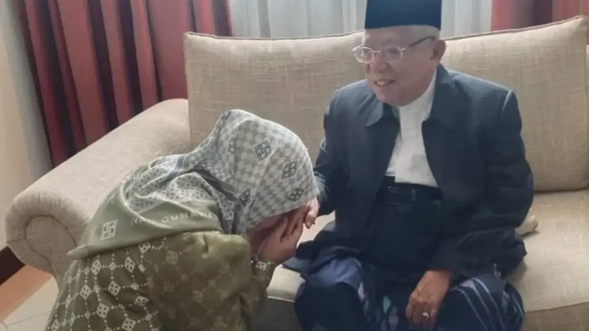 Siti Farida sungkem kepada Wakil Presiden