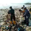 membersihkan sampah di pesisir Pantai
