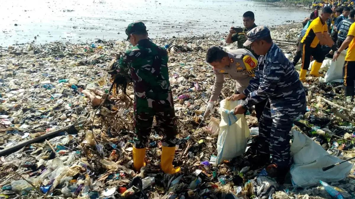 membersihkan sampah di pesisir Pantai