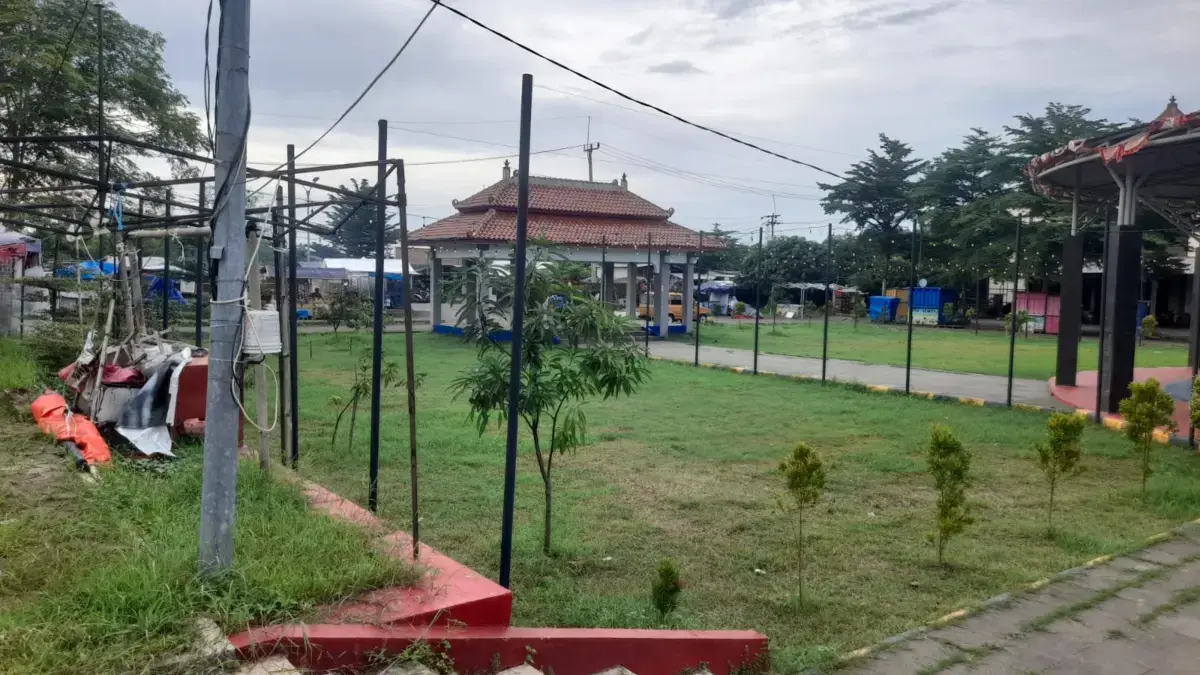 Gemerlap Sentra Batik Trusmi Pusat Kuliner Meredup