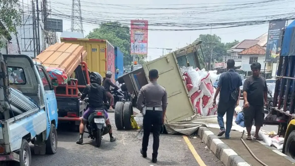 Truk Bermuatan Kedelai Kecelakaan di Kanggraksan Cirebon, As Roda Belakang Patah truk kecelakaan di kanggraksan cirebon