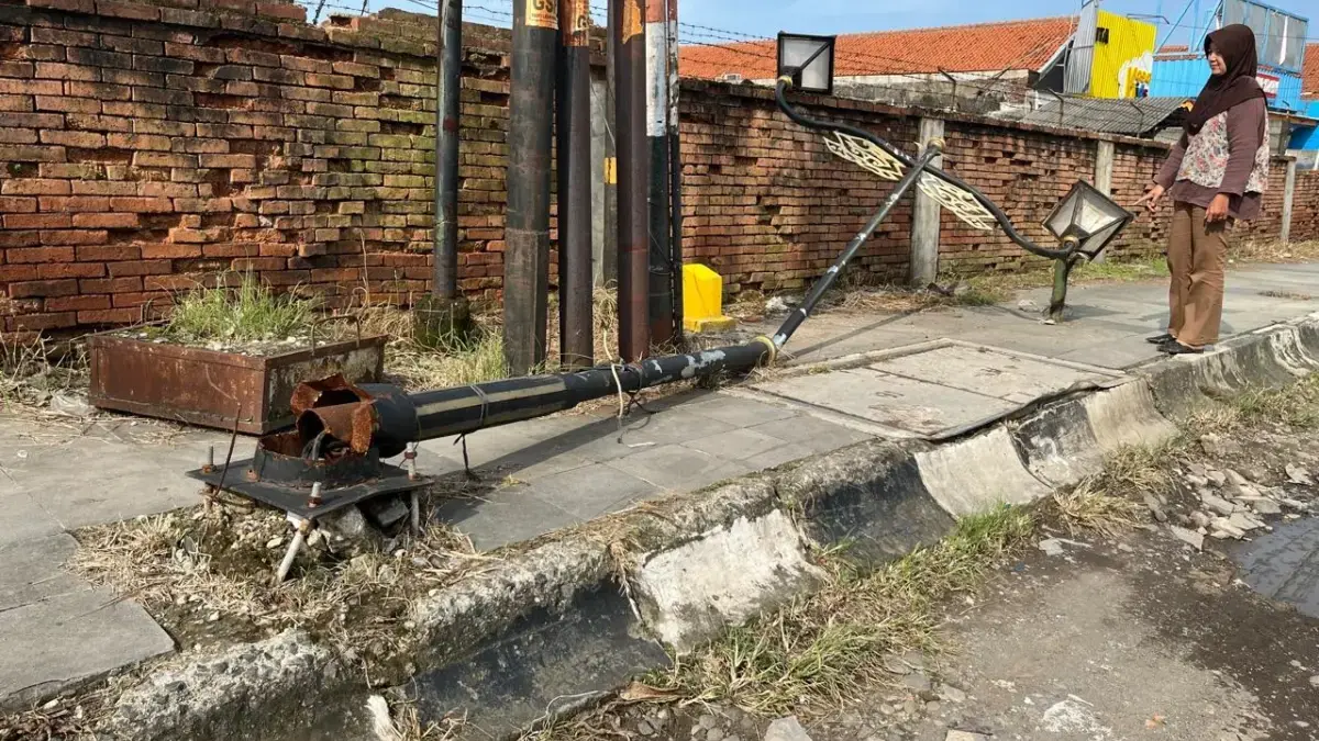 Tiang-tiang PJU Roboh Ditabrak