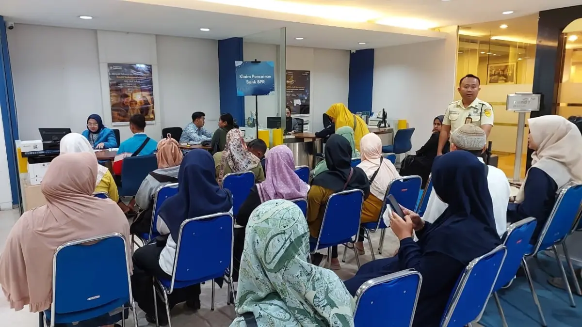 Kesabaran Nasabah Diuji, Teller Cuma Dua Orang, Lama karena Harus Verifikasi Dokumen Satu Per Satu Kesabaran Nasabah Diuji, Teller Cuma Dua Orang