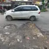 Lubang Besar di Penggung Ancam Pengendara