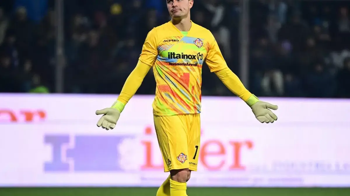 MENGAKU SAKIT: Kiper Cremonese Emil Audero usai terkena petasan saat melawan Inter Milan. Kementerian Dalam Ne