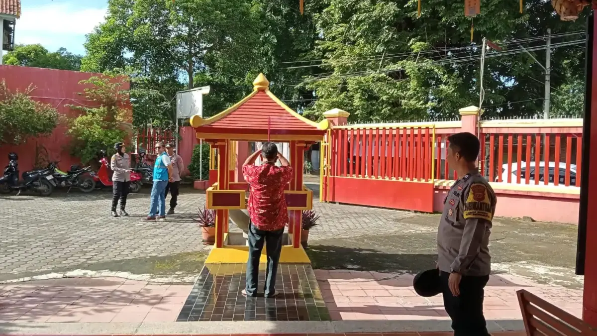 Pastikan Jemaat Tionghoa Beribadah Khusyuk pada Perayaan Imlek 2577, Polisi Sigap Berjaga Vihara Darma Rahayu