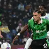 KETETERAN: Bek Timnas Indonesia Jay Idzes (depan) mengawal lini belakang Sassuolo terlihat keteteran saat mela