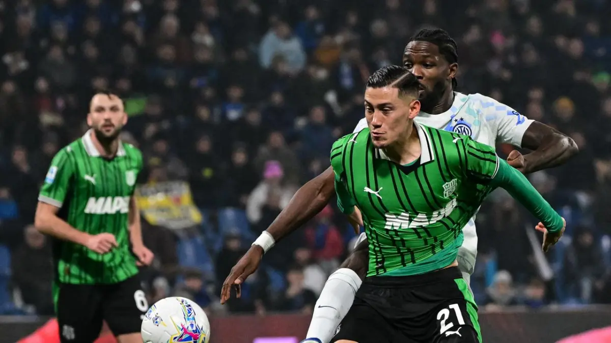 KETETERAN: Bek Timnas Indonesia Jay Idzes (depan) mengawal lini belakang Sassuolo terlihat keteteran saat mela