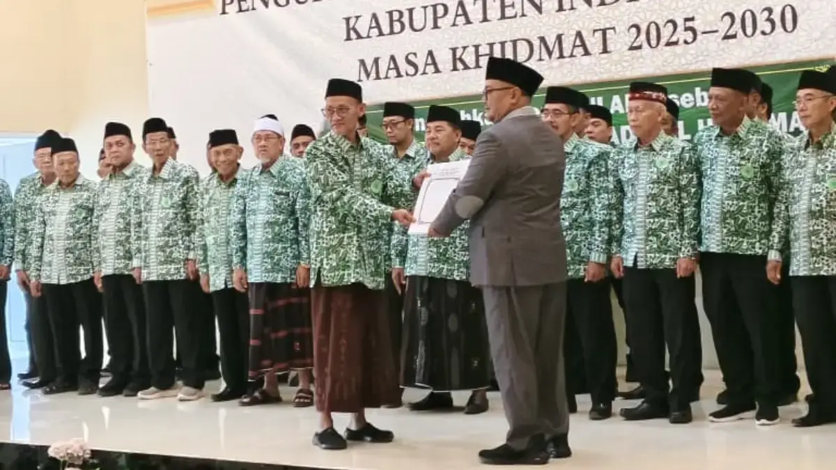 KH Ahmad Syairozi Bilal Resmi Pimpin MUI Indramayu 2025–2030, Dilantik Langsung oleh Ketua MUI Jabar DILANTIK: Ketua Umum MUI Jawa Barat Dr KH Aang Abdullah Zein melantik Ketua Umum MUI Kabupaten Indramayu KH Sy