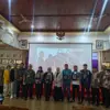 FOTO BERSAMA: Jajaran dekanat FKIP Untag Cirebon foto bersama sejumlah narasumber dalam kegiatan seminar inter