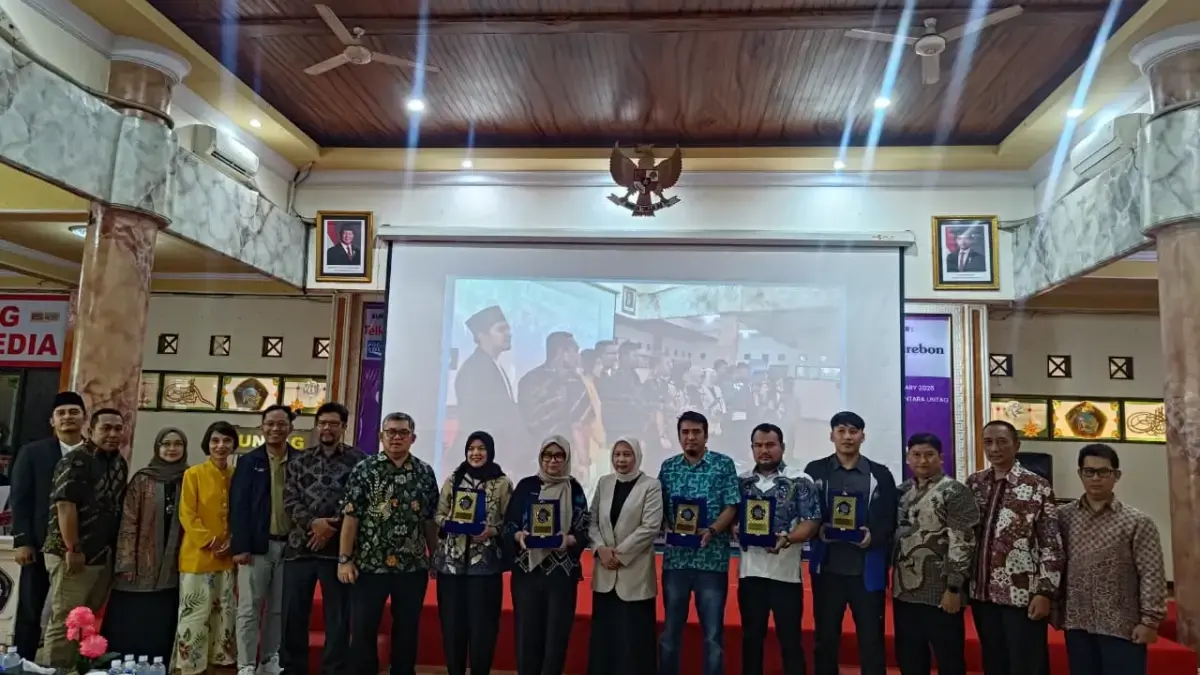 FOTO BERSAMA: Jajaran dekanat FKIP Untag Cirebon foto bersama sejumlah narasumber dalam kegiatan seminar inter