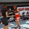 ADU SKILL: Peserta Cirebon Fight Arena ke-3 bertarung di atas ring pada salah satu kafe di Jalan Sisingamangar