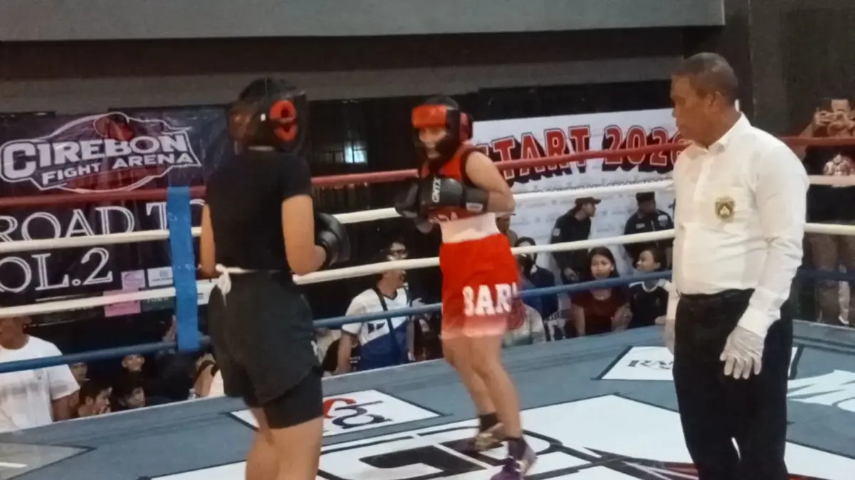 ADU SKILL: Peserta Cirebon Fight Arena ke-3 bertarung di atas ring pada salah satu kafe di Jalan Sisingamangar