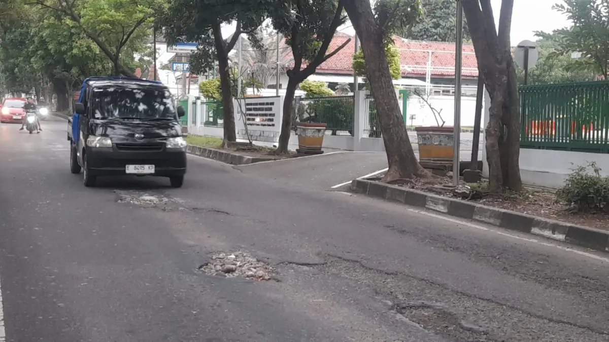 Jalan Rusak di Kompleks Pemkab Cirebon Dibiarkan, Ancam Keselamatan Pengendara jalan rusak