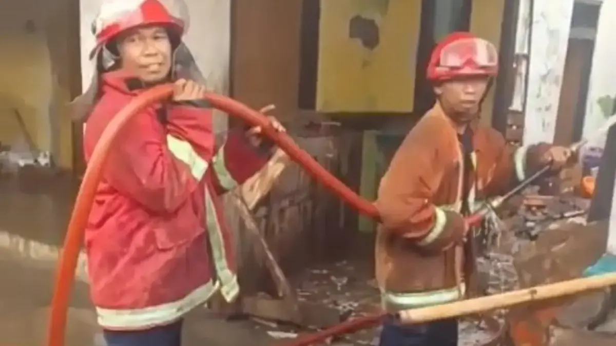 Diduga karena Korsleting Listrik, Ruko Buah Pasar Wates Kapetakan Hangus Terbakar kebakarn di Pasar Wates Kapetakan