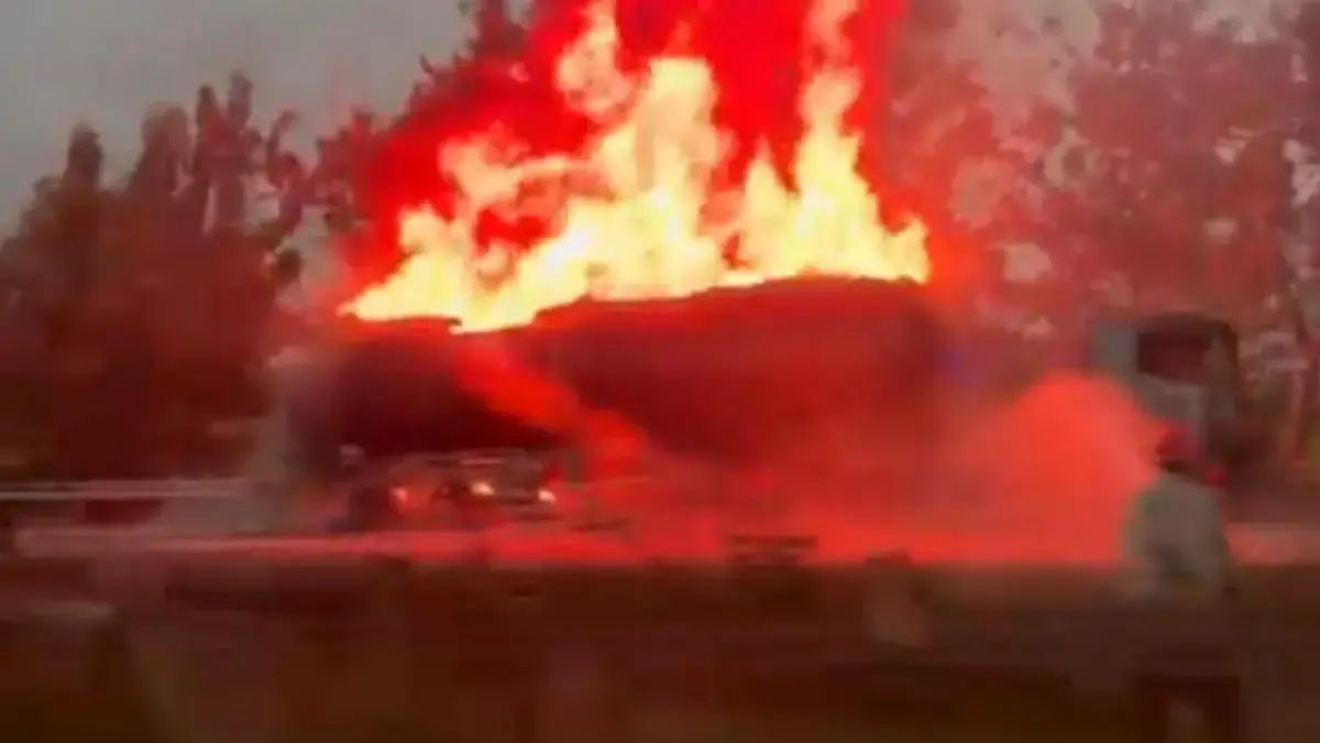 Truk Tangki Terbakar Hebat di Tol Cipali truk tangki terbakar di tol cipali