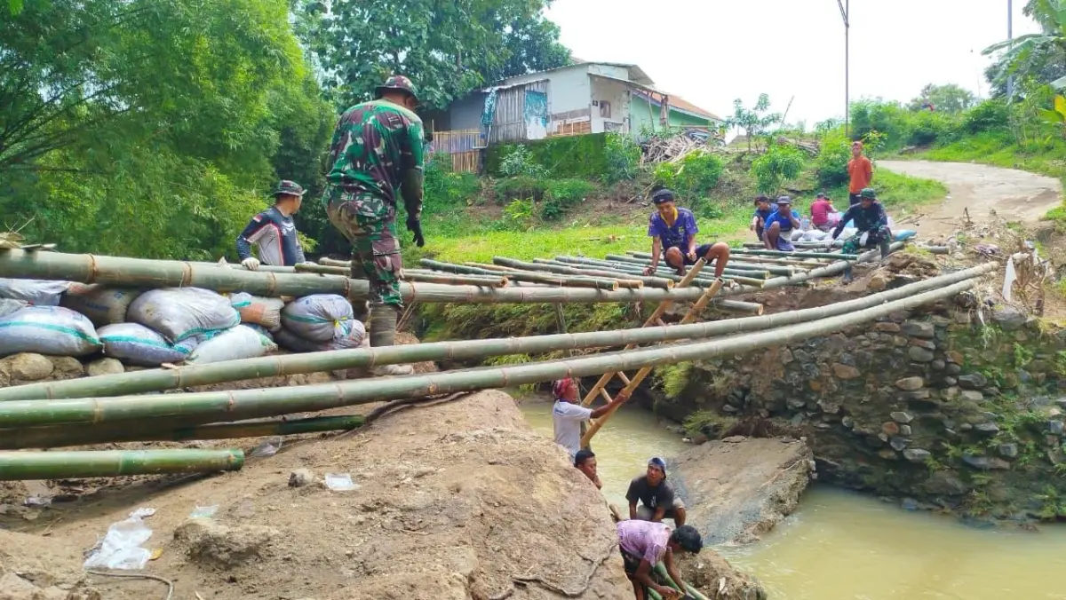 Jembatan 40 Tahun di Astanajapura Ambruk, Ekonomi Warga Dua Desa Tersendat jembatan sementara Sidamulya Cirebon