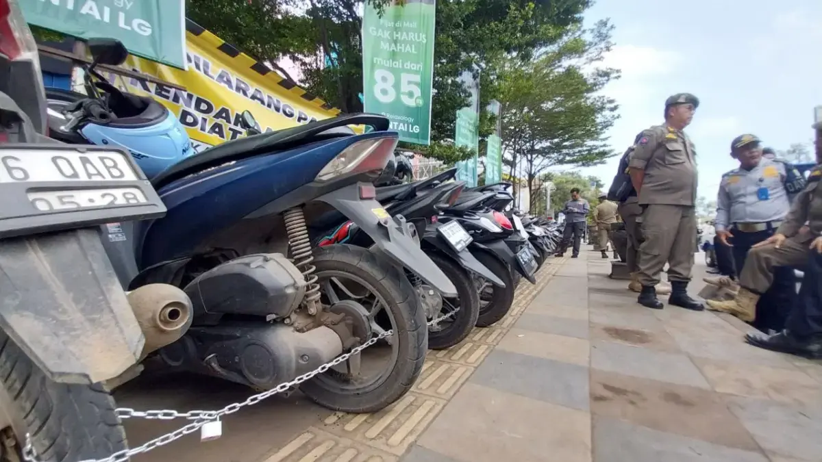 Parkir liar di depan CSB Mall