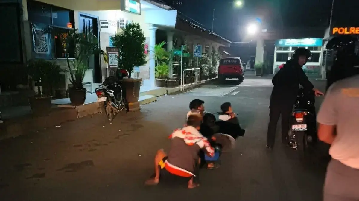 Tawuran di Jl Diponegoro, Dibubarkan Polisi, Enam Orang Diamankan aksi tawuran di Jl Diponegoro