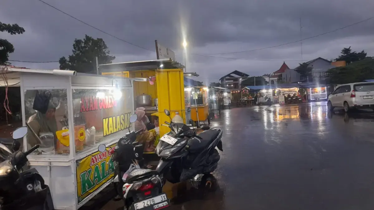 PKL di Jalan H Abbas Desa Weru Lor