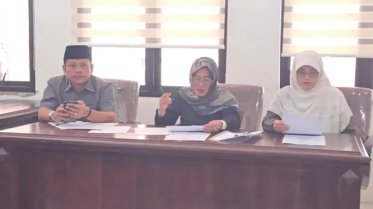 Ketua Komisi I DPRD Kabupaten Cirebon Rohayati AMd