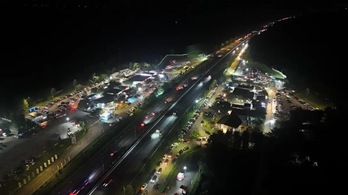 Jelang Arus Balik, Pemudik Masih Ramai, Marayap di Tol Cikampek dan Cipali arus balik lebaran 2026