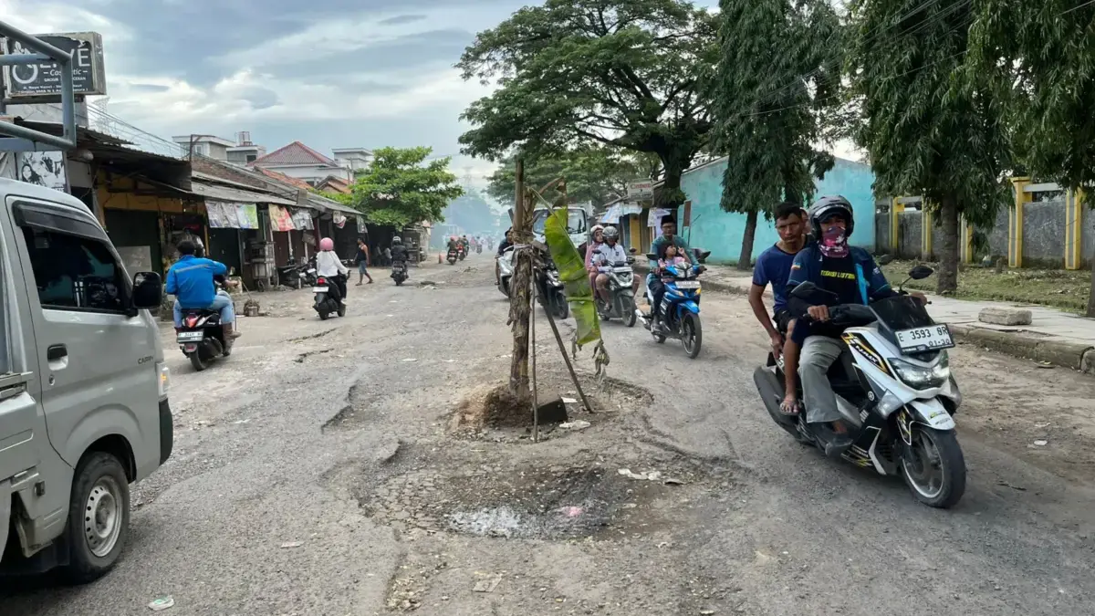 Kebut Perbaikan Jalur Alternatif, DPUTR Cirebon Targetkan Rampung H-7 Lebaran jalan ruak