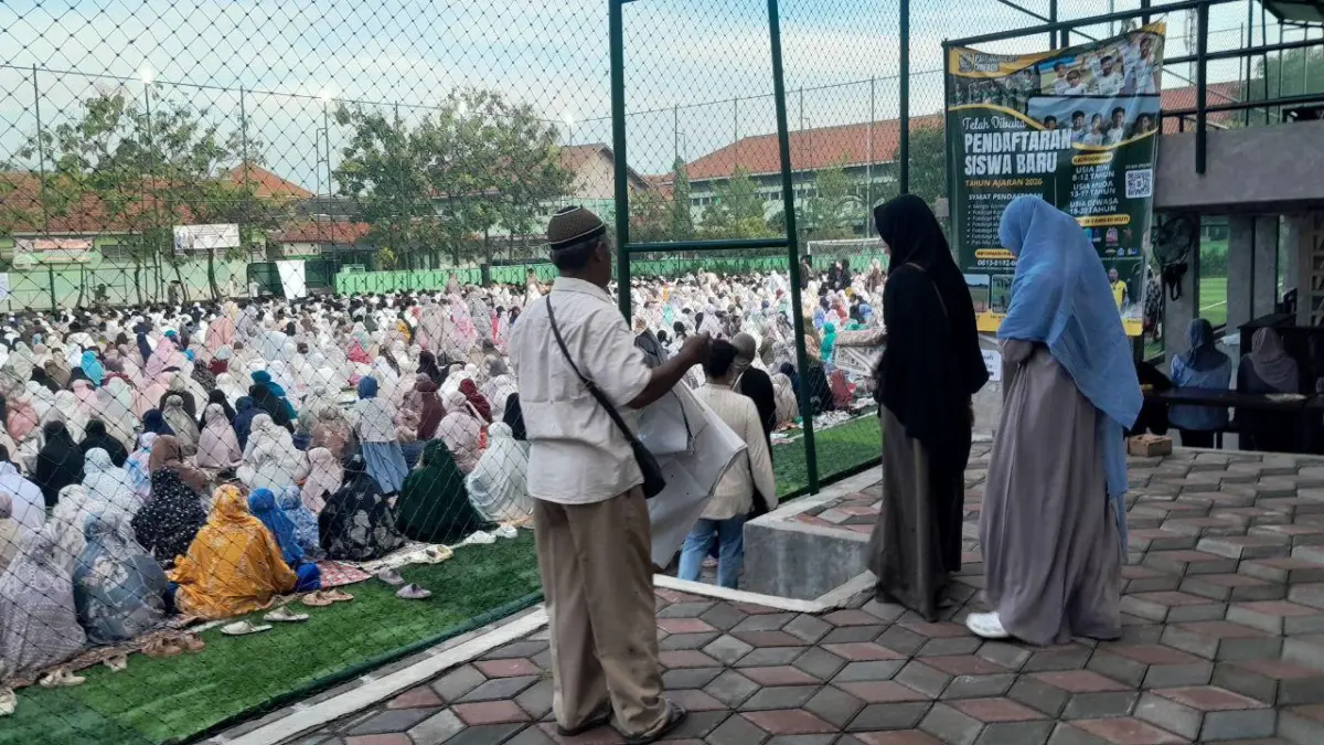 pedagang plastik bekas salat Id