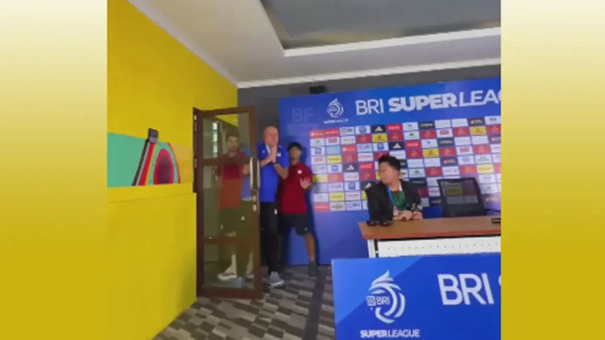 Persib Ditahan Persebaya 2-2, Bojan Hodak Enggan Komentar Soal Kepemimpinan Wasit Bojan Hodak Enggan Komentar Soal Kepemimpinan Wasit