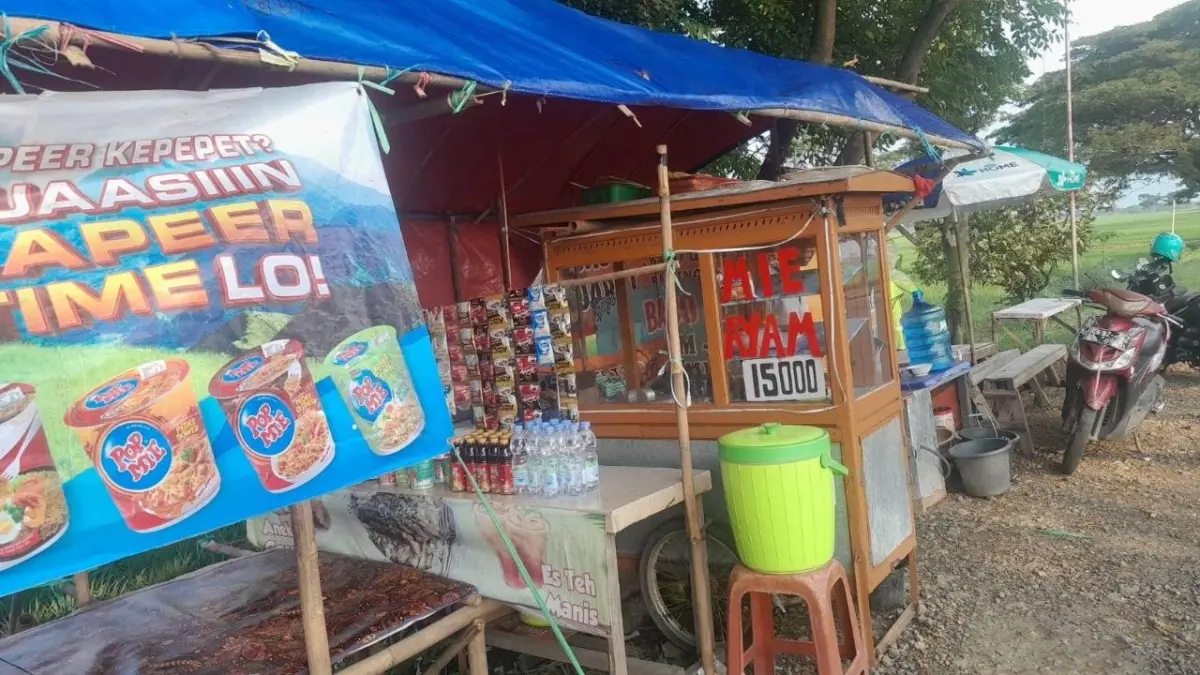 H-1 Lebaran, Warung Dadakan di Jalur Pantura Susukan Cirebon Mulai Kukud warung dadakan pantura cirebon