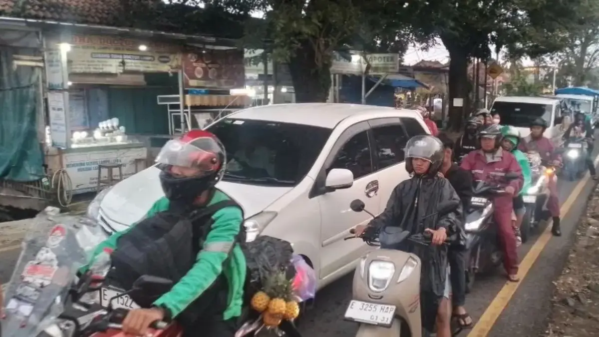 Jalur Mandirancan Kuningan Tersendat, Banyak Kendaraan Arus Balik - Wisata kemacetan di mandirancan kuningan