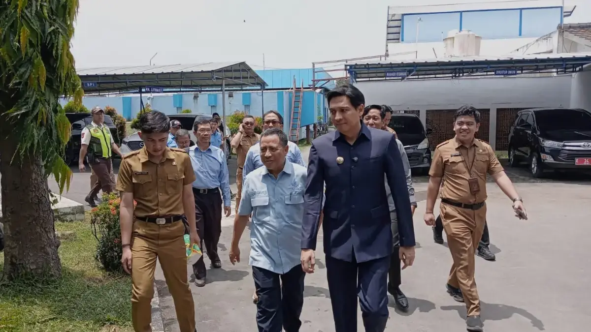 Polemik yang terjadi di tubuh Perusahaan Air Minum Daerah (Perumdam) Tirta Darma Ayu Kabupaten Indramayu mengu