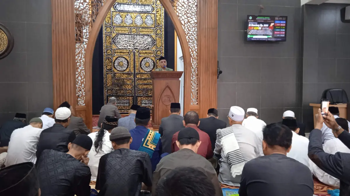 Lapangan Becek, Ratusan Warga Griya Caraka Shalat Idul Fitri di Masjid Shalat id