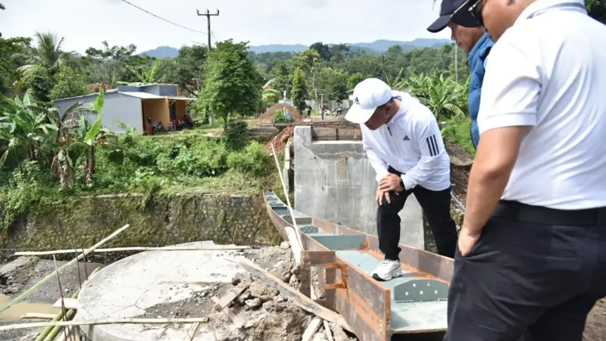Cuaca ekstrem yang melanda wilayah Kabupaten Kuningan membuat material besi pembangunan jembatan Cijemit terse