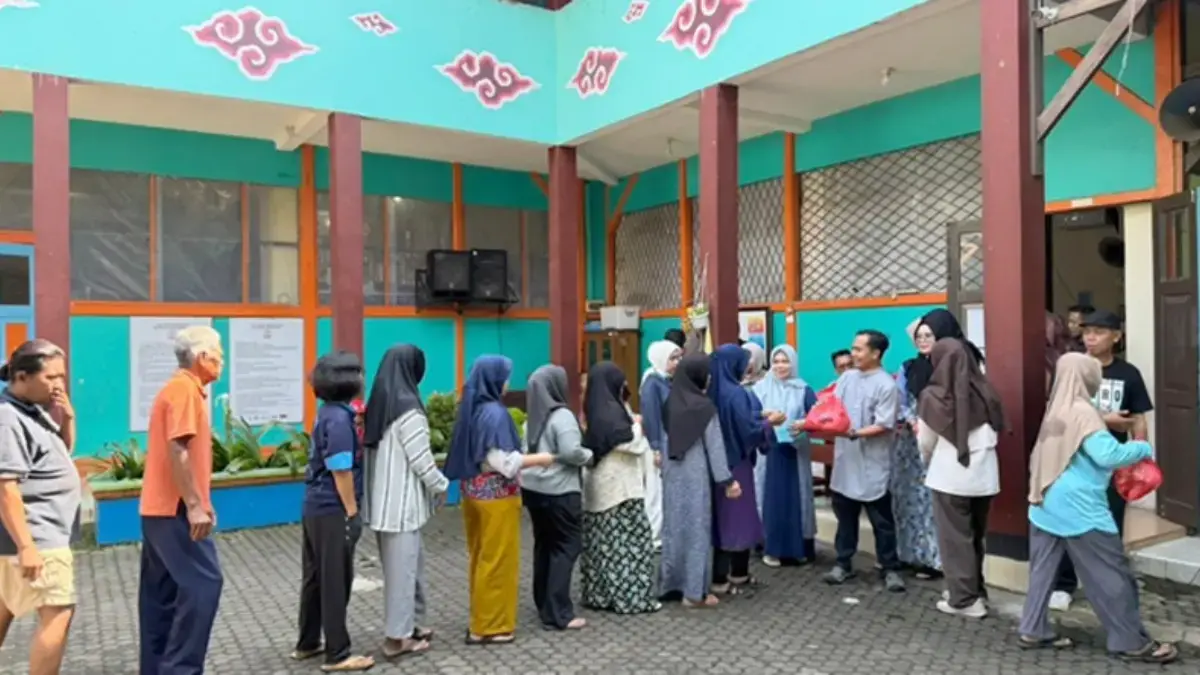 SDN Kebon Baru 4 Berbagi Sembako SDN Kebon Baru 4
