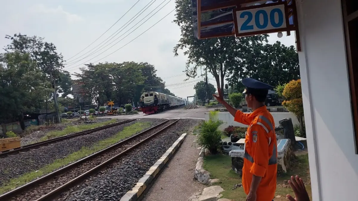 Petugas KAI Kini Sibuk di Jalur Mudik 2026