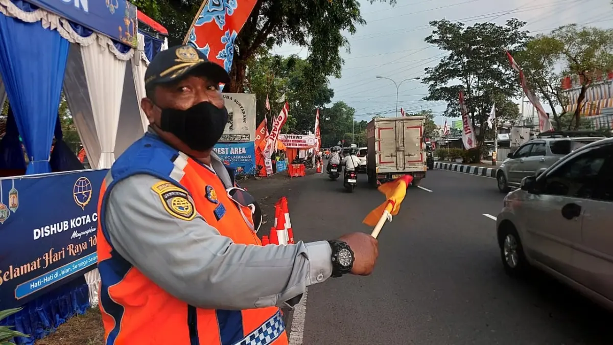 Petugas Dishub di Jalur Mudik 2026