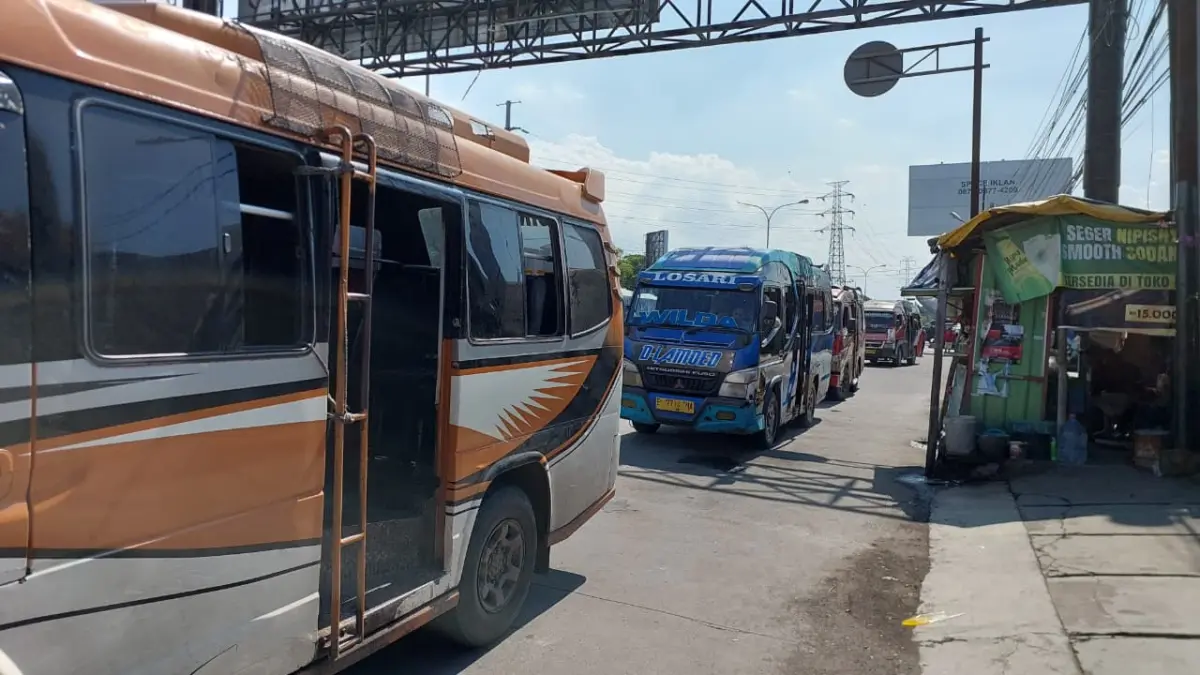 Bus Maupun Elf Ngetem Di luar Terminal Harjamukti
