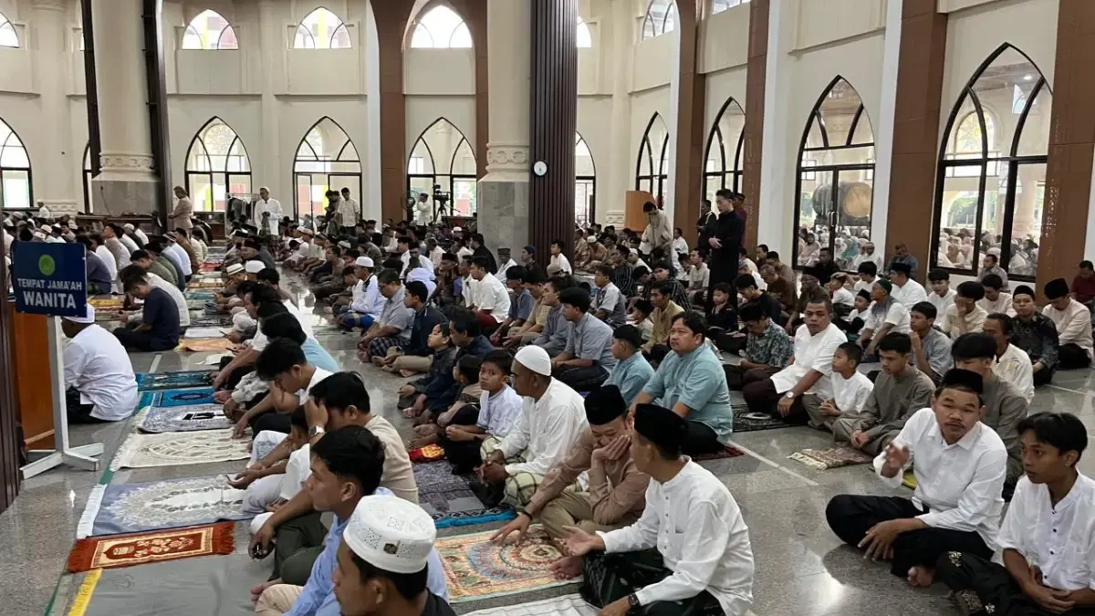 salat id masjid agung sumber